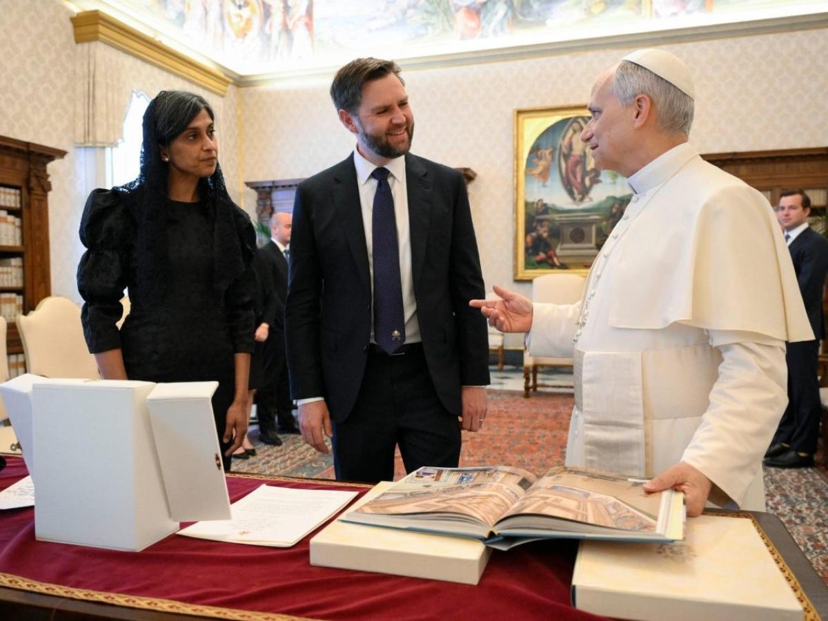 A VIP couple stand and talk with the Pope.