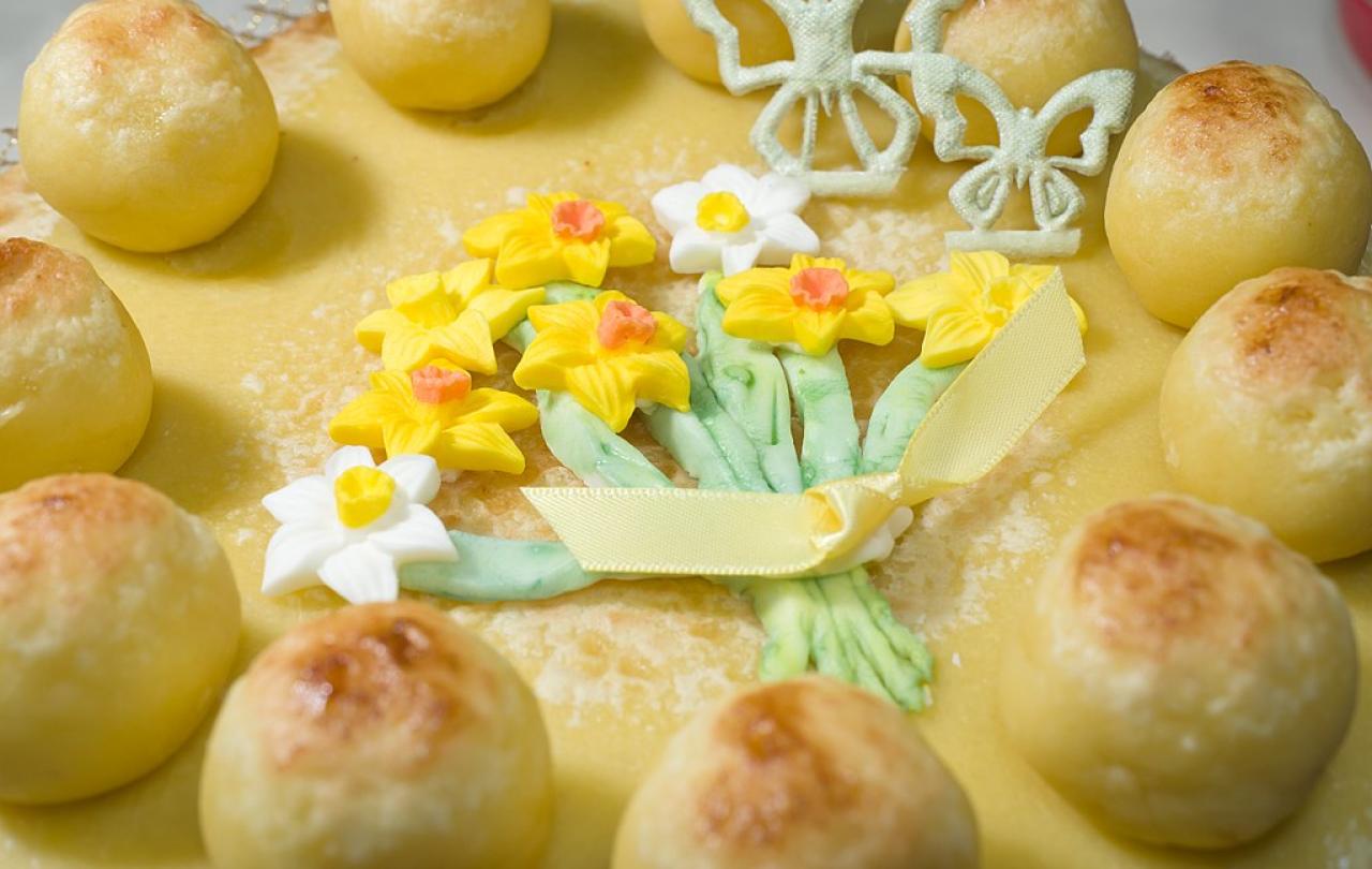 A close up of a Simnel Cake shows 12 balls on top.